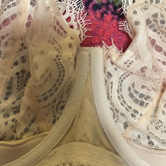 GENTLY WORN VICTORIA’S SECRET LACE BRA SZ 36DDD - Picture 8 of 9